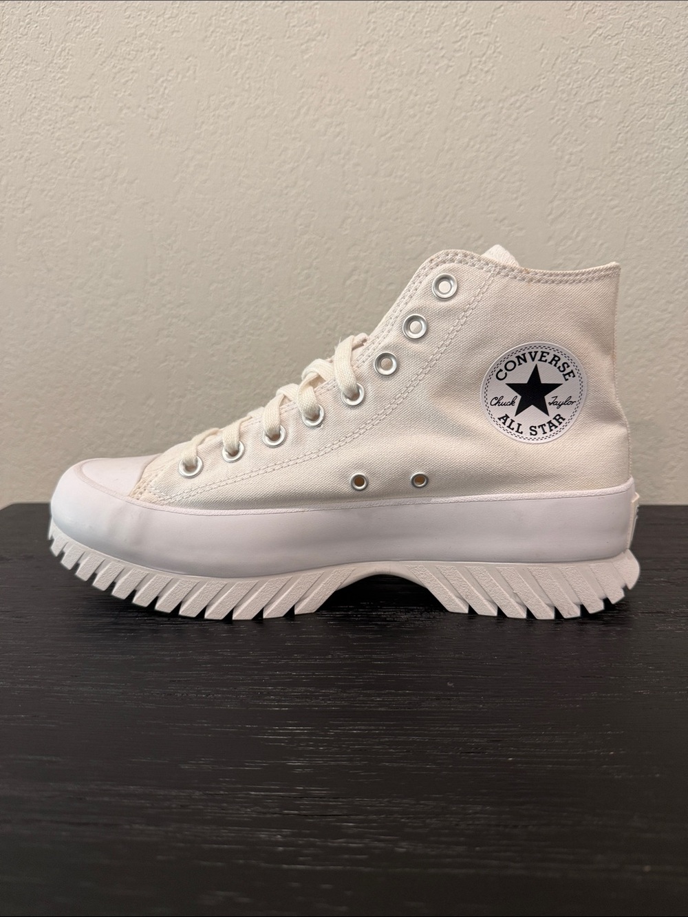 Women’s Size 10 Converse Chuck Taylor High Top Platform Sneaker Off-White lugs